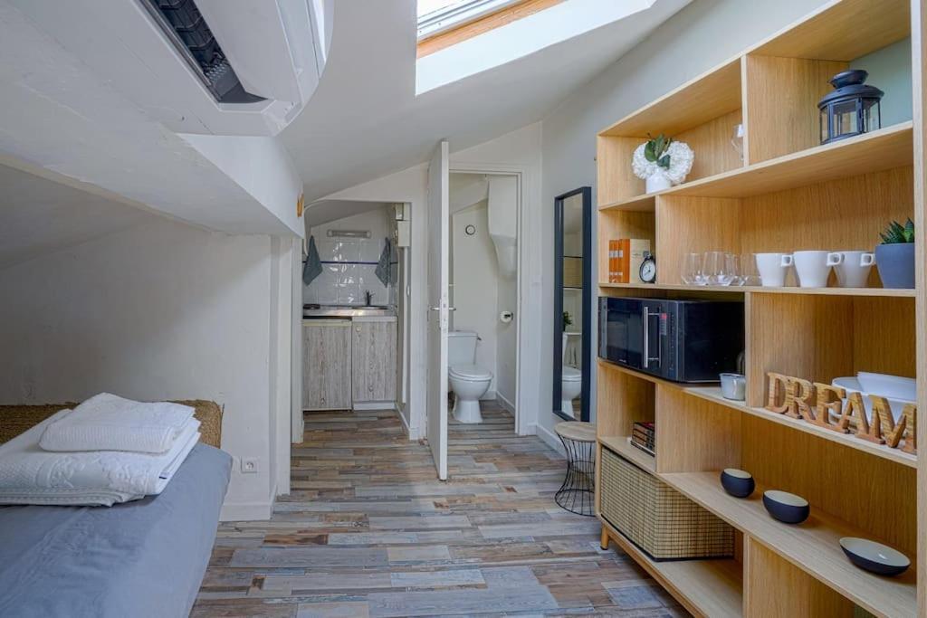 Studio Sous Les Toits Tres Bien Place Et Climatise Montpellier Dış mekan fotoğraf